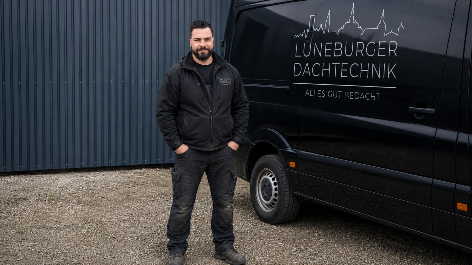 Einsatzfahrzeug der Lüneburger Dachtechnik mit Inhaber Joshua Jaques